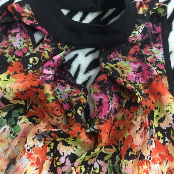 Unique collar bright floral abstract art top - Picture 2 of 8